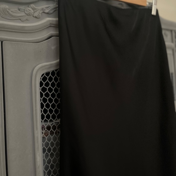 Glassons , black satin slim midi skirt. - Picture 4 of 7